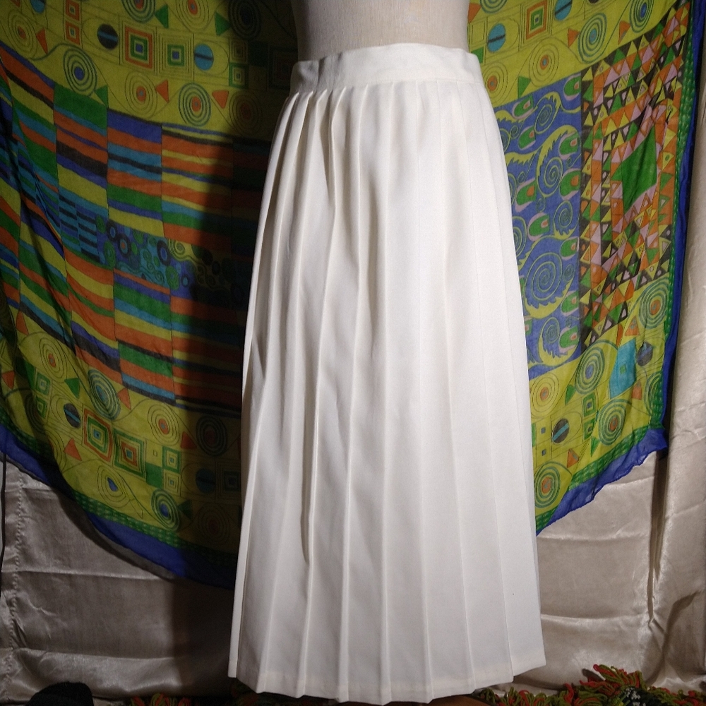 Vintage Bentley Crisp Long White Knife Pleated Skirt With Gold Tone Button. Grea